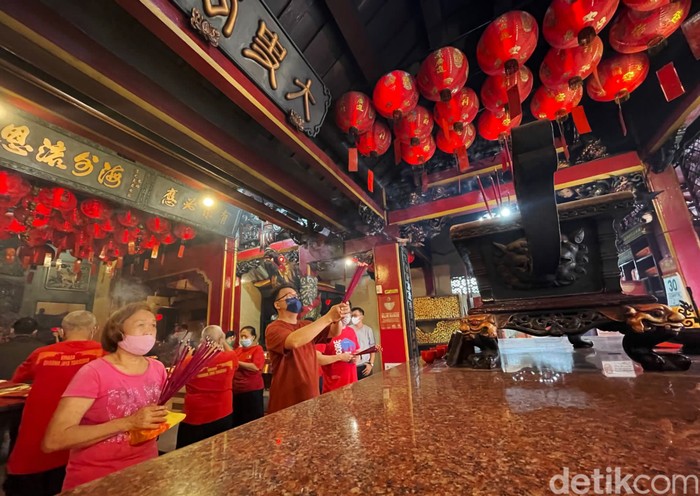 Kunjungan ke kelenteng-kelenteng dalam walking tour Chinatown Glodok