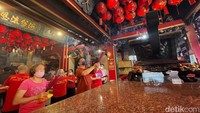 Dengan usia yang sudah tua, kedua vihara ini terjaga dengan sangat baik dan berdiri dengan kokoh hingga saat ini. Kegiatan beribadah terus berjalan setiap harinya. Bahkan, dengan dijadikannya Glodok sebagai pusat wisata sejarah pecinan, kedua vihara menjadi salah satu destinasi yang paling dicari wisatawan. (Rengga Sancaya/detikcom)
