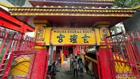 Glodok merupakan salah satu kawasan pecinan terbesar di Jakarta. Tidak hanya berisi pemukiman serta pusat perdagangan, kawasan ini juga ditunjang oleh berbagai fasilitas umum yang dibutuhkan. Salah satunya yaitu tempat peribadatan. Di Kampung Pecinan Glodok, terdapat cukup banyak vihara atau kelenteng. Di antaranya ada yang merupakan vihara tertua di Jakarta. Vihara ini dikenal sebagai Vihara Dharma Bhakti. (Rengga Sancaya/detikcom)