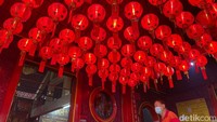 Vihara Dharma Bhakti didirikan oleh Letnan Guo Xun-Guan pada tahun 1650 dengan nama Guan Yin Ting. Dikisahkan, vihara ini dibangun bersamaan dengan pembentukan kampung pecinan Glodok. (Rengga Sancaya)