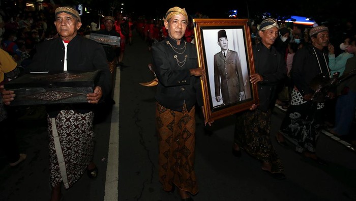 Menengok Tradisi Bedhol Pusaka Untuk Peringati Lahirnya Pancasila Warga membawa lampion lambang Pancasila saat upacara tradisi Bedhol Pusaka di halaman Museum Istana Gebang Kota Blitar, Jawa Timur, Selasa (31/5/2022) malam. Tradisi Bedhol pusaka yang dirangkai dengan pawai lampion yang diikuti oleh sejumlah warga tersebut digelar jelang peringatan hari lahir Pancasila. ANTARA FOTO/Irfan Anshori/aww.