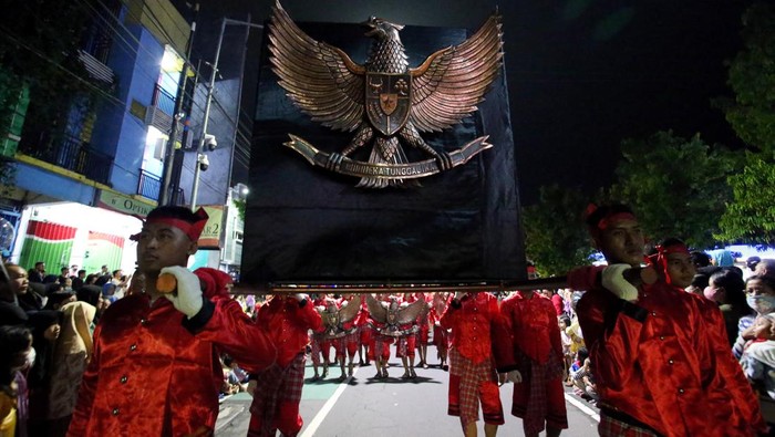 Warga membawa lampion lambang Pancasila saat upacara tradisi Bedhol Pusaka di halaman Museum Istana Gebang Kota Blitar, Jawa Timur, Selasa (31/5/2022) malam. Tradisi Bedhol pusaka yang dirangkai dengan pawai lampion yang diikuti oleh sejumlah warga tersebut digelar jelang peringatan hari lahir Pancasila. ANTARA FOTO/Irfan Anshori/aww.