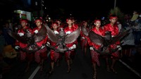 Tradisi Bedhol pusaka yang dirangkai dengan pawai lampion yang diikuti oleh sejumlah warga tersebut digelar jelang peringatan hari lahir Pancasila. 