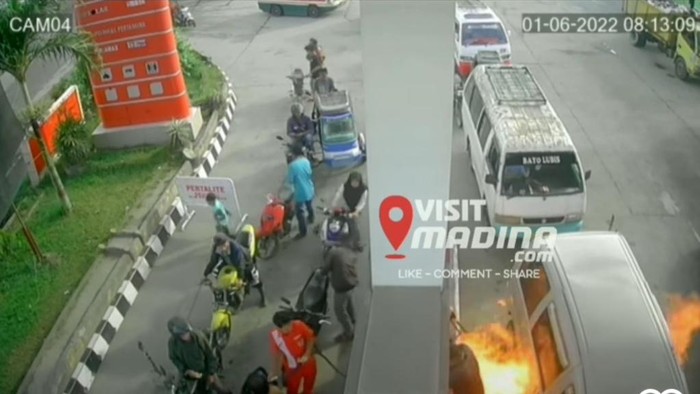Mobil berwarna silver terbakar saat isi BBM