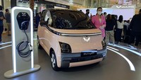 Mengenai desain bagian depannya yang futuristis dan unik, kendaraan listrik prototipe Wuling menggunakan Extended Horizon LED Daytime Running Light yang dikombinasikan dengan strip chrome serta trim hitam. Foto: doc. Wuling Motors Indonesia