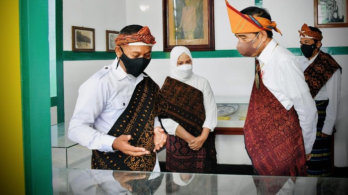 Presiden Joko Widodo mengunjungi rumah pengasingan presiden pertama RI, Soekarno, di Kabupaten Ende, Nusa Tenggara Timur (NTT), Rabu (1/6/2022) waktu setempat.