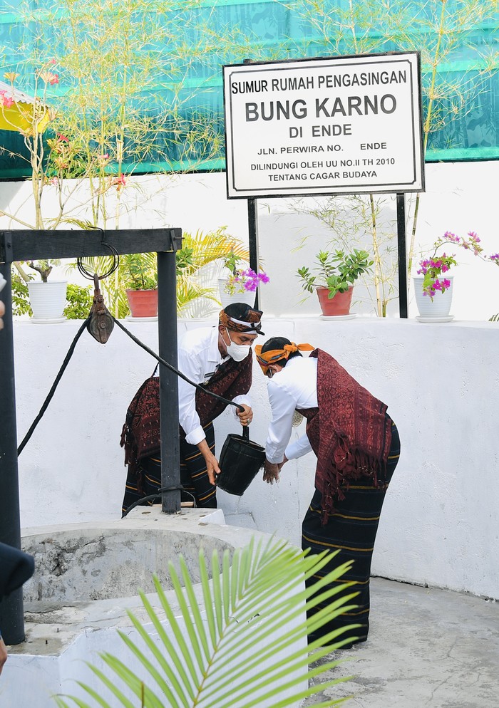 Presiden Joko Widodo mengunjungi rumah pengasingan presiden pertama RI, Soekarno, di Kabupaten Ende, Nusa Tenggara Timur (NTT), Rabu (1/6/2022) waktu setempat.