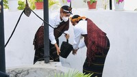 Tampak Presiden Jokowi membasuh tangan dari air sumur yang berada di belakang rumah pengasingan Presiden Soekarno. 
