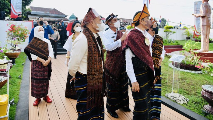 Momen Jokowi Kunjungi Rumah Pengasingan Bung Karno Presiden Joko Widodo mengunjungi rumah pengasingan presiden pertama RI, Soekarno, di Kabupaten Ende, Nusa Tenggara Timur (NTT), Rabu (1/6/2022) waktu setempat.