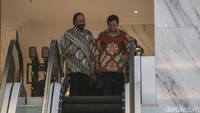 Sebelumnya Prabowo tiba Pukul 11.50 WIB. Disambut langsung sejumlah elite NasDem seperti Willy Aditya dan Ahmad Sahroni. Hadir pula Siswono Yudo Husodo dan Enggar Tiasto Lukita.