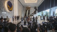 Ketum Partai Gerindra Prabowo Subianto bicara peluang partainya berkoalisi dengan Partai NasDem usai bertemu dengan Surya Paloh. Prabowo mengatakan tak bisa main atur sendiri untuk berkoalisi dengan NasDem.