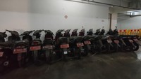 Dari pengamatan, total ada 27 motor dinas yang teparkir di gedung Dibaleka II. Motor-motor tersebut diikat rantai yang panjang. (Dwi Rahmawati/detikcom)