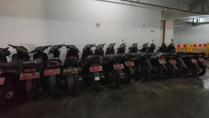 Motor dinas Pemkot Depok terbengkalai di gedung parkiran, kondisinya berdebu Motor dinas Pemkot Depok terbengkalai di gedung parkiran, kondisinya berdebu
