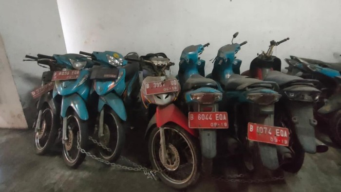 Motor dinas Pemkot Depok terbengkalai di gedung parkiran, kondisinya berdebu