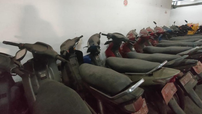 Motor dinas Pemkot Depok terbengkalai di gedung parkiran, kondisinya berdebu Motor dinas Pemkot Depok terbengkalai di gedung parkiran, kondisinya berdebu