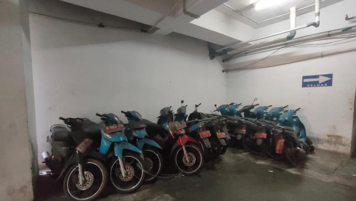 Motor dinas Pemkot Depok terbengkalai di gedung parkiran, kondisinya berdebu Motor dinas Pemkot Depok terbengkalai di gedung parkiran, kondisinya berdebu