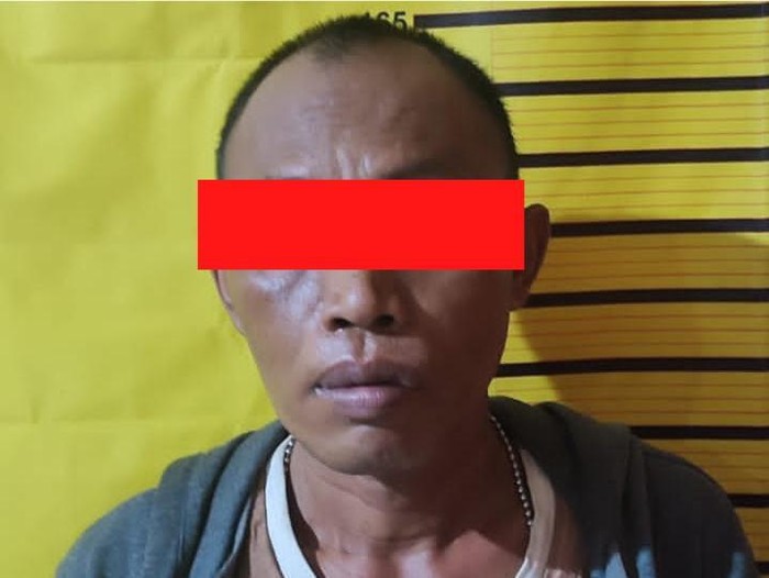 Muncikari MJ yang dibekuk di sebuah warkop Giras Surabaya saat menunggu pelanggannya main.