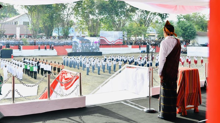 Presiden Joko Widodo pimpin upacara Hari Lahir Pancasila di Kabupaten Ende, Nusa Tenggara Timur (NTT), Rabu (1/5/2022). Jokowi mengenakan pakaian adat Ende dengan perpaduan warna merah, putih, dan hitam.