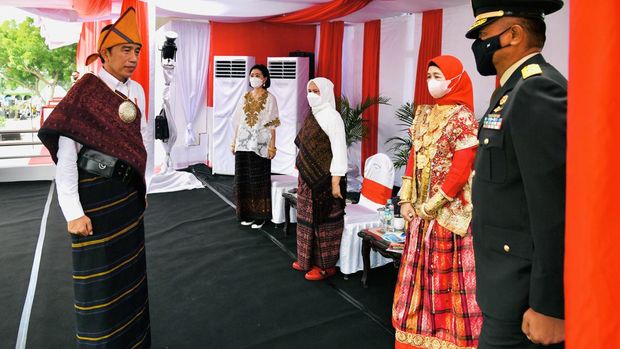 Presiden Joko Widodo pimpin upacara Hari Lahir Pancasila di Kabupaten Ende, Nusa Tenggara Timur (NTT), Rabu (1/5/2022). Jokowi mengenakan pakaian adat Ende dengan perpaduan warna merah, putih, dan hitam.