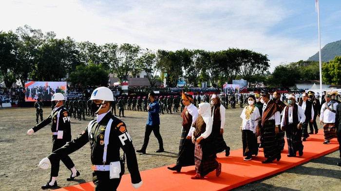 Presiden Joko Widodo pimpin upacara Hari Lahir Pancasila di Kabupaten Ende, Nusa Tenggara Timur (NTT), Rabu (1/5/2022). Jokowi mengenakan pakaian adat Ende dengan perpaduan warna merah, putih, dan hitam.