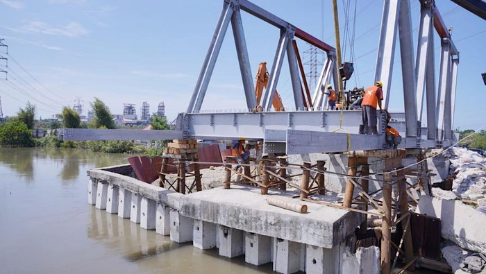 Proses pembangunan Jembatan Sicanang.