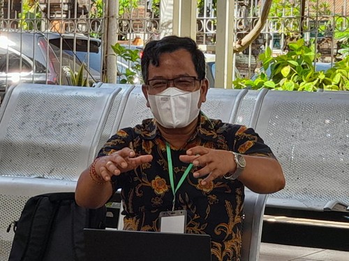 Penerjemah Bahasa Hukum I Wayan Ana saat ditemui di Pengadilan Negeri Denpasar