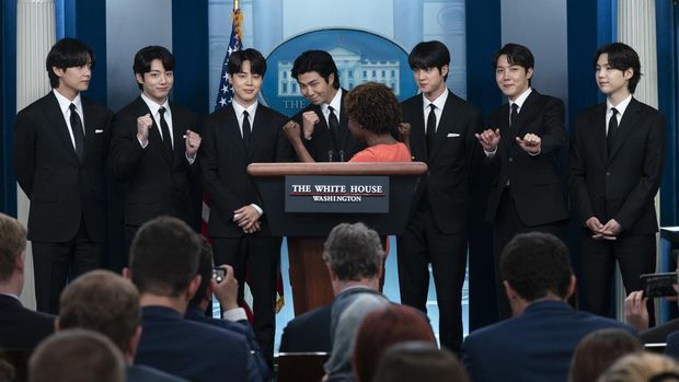 Anggota pop Korea Selatan (K-pop) BTS dari kiri, V, Jungkook, Jimin, RM, Jin, J-Hope, dan Suga bersama dengan sekretaris pers Gedung Putih Karine Jean-Pierre memberikan keterangan pers sebelum bertemu Presiden AS Joe Biden di Gedung Putih di Washington, Selasa (31/5/2022). Anggota BTS akan bertemu dengan Presiden AS Joe Biden untuk membahas tentang inklusi dan representasi Asia, dan menangani kejahatan kebencian dan diskriminasi anti-Asia.  (AP Photo/Evan Vucci)
