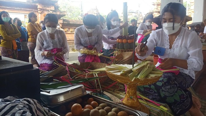 Peserta lomba tengah membuat Gebogan pada Rabu (1/6/2022) di wantilan Pura Agung Petilan Pengerebongan, Desa Adat Kesiman, Denpasar