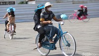 Sejumlah warga memanfaatkan hari libur ini untuk berwisata.