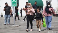 Meskipun cuaca cukup terik pada siang hari ini, warga tetap semangat menghabiskan waktu libur mereka disini.
