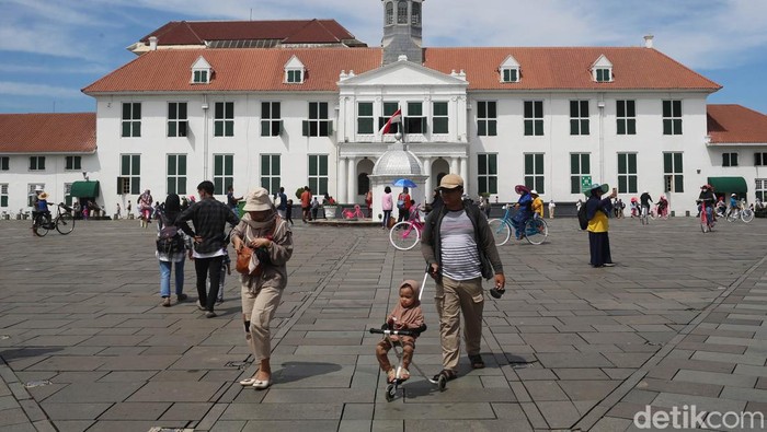 Sejumlah warga memanfaatkan hari libur 1 Juni ini untuk berwisata ke kawasan Kota Tua. Ini foto-fotonya!