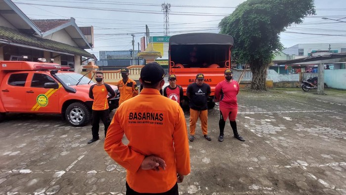 Petugas bersiap melakukan pencarian pemancing hanyut di Purbalingga, Rabu (1/6/2022).