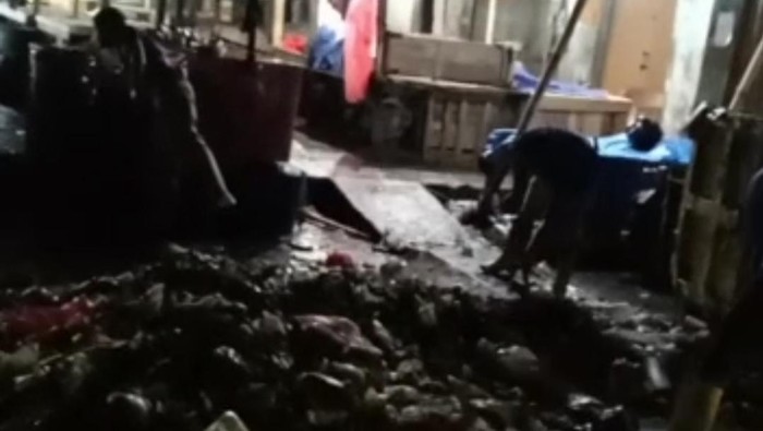 Petugas mengakut sampah di Pasar Badak Pandeglang