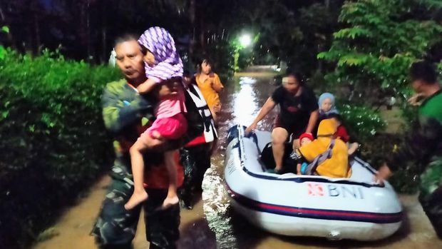 Petugas mengevakuasi warga terdampak banjir Purworejo.