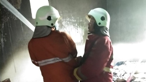 Petugas pemadam kebakaran berupaya memadamkan api di Abiansemal, Badung