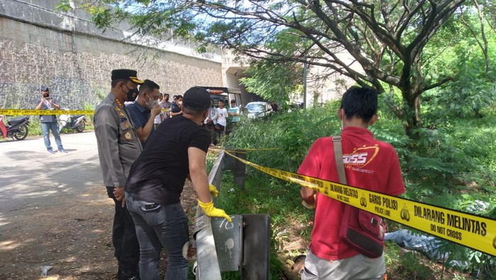 Polisi melakukan olah TKP penemuan mayat pria dengan kondisi dibacok di Cipondoh, Tangerang