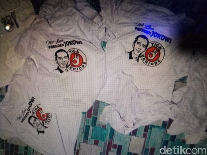 Polisi mengamankan kaus-kaus bertuliskan We Love Presiden Jokowi 3 Periode di Ende, NTT. Foto-foto kaus tersebut beredar di medsos (dok Istimewa)