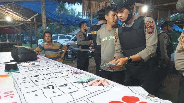 Polisi menggerebek lokasi judi di Pancur Batu