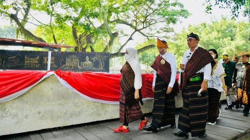 Presiden Joko Widodo beserta Iriana Joko Widodo mengunjungi Taman Renungan Bung Karno di Kabupaten Ende, Provinsi Nusa Tenggara Timur, Rabu, (1/6/2022)