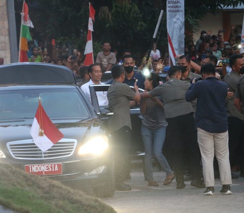 Presiden Joko Widodo dan Ibu Negara Iriana Joko Widodo disambut histeris saat turun dari mobil di tengah perjalanan setibanya di Ende Pulau Flores, Nusa Tenggara Timur, Selasa (31/5/2022) petang.