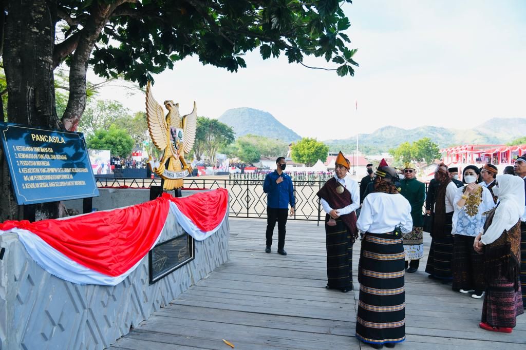 Presiden Jokowi mengunjungi Taman Renungan Bung Karno usai memimpin Upacara Peringatan Hari Lahir Pancasila di Lapangan Pancasila, Kabupaten Ende, NTT. (Laily Rachev - Biro Pers Sekretariat Presiden)