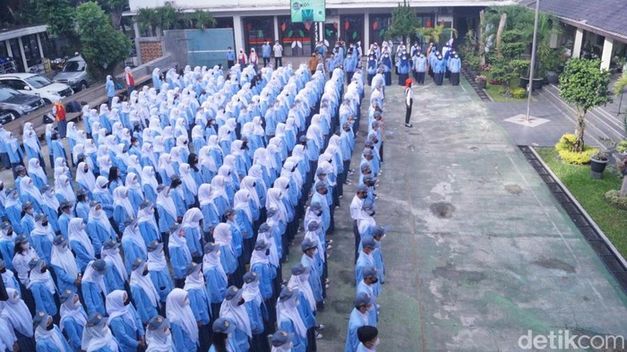 Prosesi upacara Hari Lahir Pancasila di SMKN 1 Bandung
