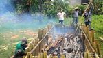 Potret Hangatnya Suasana Bakar Lemang Khas Bugis