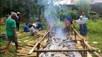 Potret Hangatnya Suasana Bakar Lemang Khas Bugis