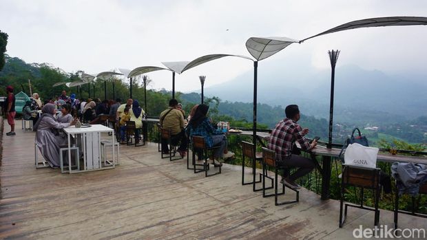 Rekomendasi tongkrongan asik dengan panorama gunung di Mojokerto