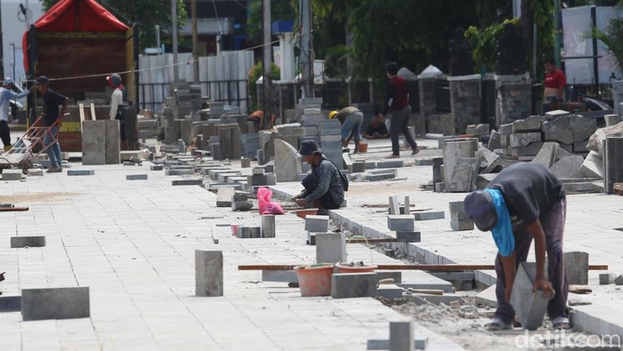 Revitalisasi Trotoar Kota Tua Terus Digeber Kawasan Kota Tua kini tengah berbenah melakukan revitalisasi trotoar. Target penyelesaiannya pun terus dikebut.