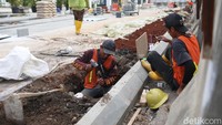 Revitalisasi difokuskan pada trotoar yang nantinya diperlebar menjadi tiga meter sehingga cukup luas untuk para pejalan kaki.