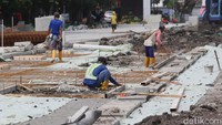 Trotoar nantinya juga akan dilengkapi dengan ubin pengarah (guidingblock) serta jalur khusus sepeda.