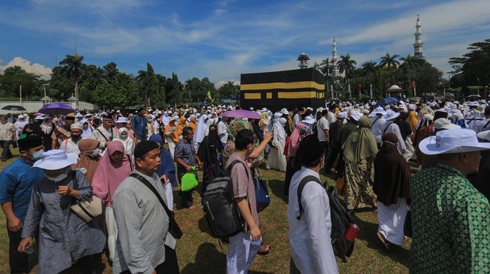 Sejumlah jamaah calon haji melakukan proses tawaf saat manasik haji di Lapangan Tegar Beriman, Cibinong,  Kabupaten Bogor, Jawa Barat, Rabu (1/6/2022). Sebanyak 1.570 jamaah calon haji asal Kabupaten Bogor mengikuti manasik haji sebelum pemberangkatan ke Tanah Suci agar saat menjalankan ibadah haji nanti berjalan lancar. ANTARA FOTO/Yulius Satria Wijaya/YU