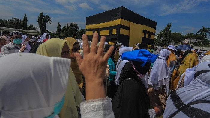 Sejumlah jamaah calon haji melakukan proses tawaf saat manasik haji di Lapangan Tegar Beriman, Cibinong,  Kabupaten Bogor, Jawa Barat, Rabu (1/6/2022). Sebanyak 1.570 jamaah calon haji asal Kabupaten Bogor mengikuti manasik haji sebelum pemberangkatan ke Tanah Suci agar saat menjalankan ibadah haji nanti berjalan lancar. ANTARA FOTO/Yulius Satria Wijaya/YU